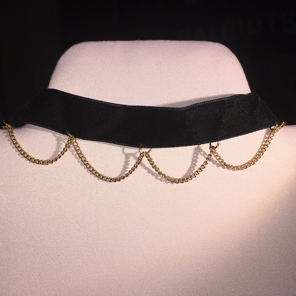 Black velvet choker